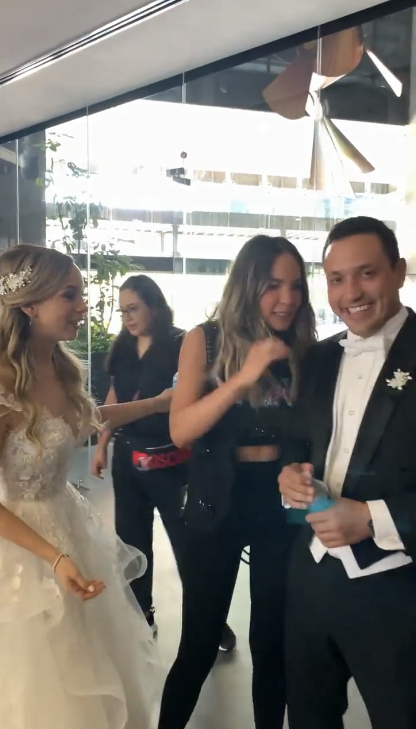 Novios piden a Belinda su bendición antes de darse el sí