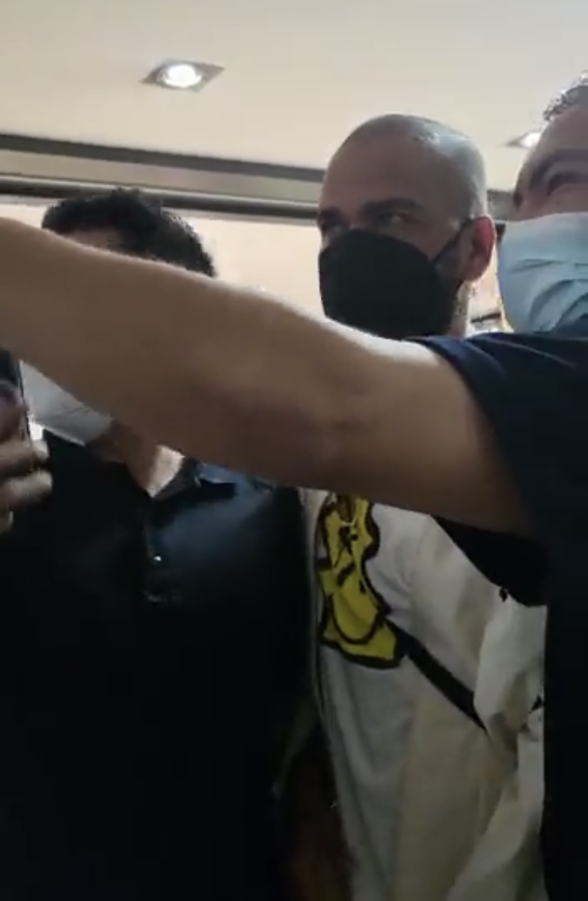 Caos por la llegada de Dani Alves  en el aeropuerto de la CDMX 