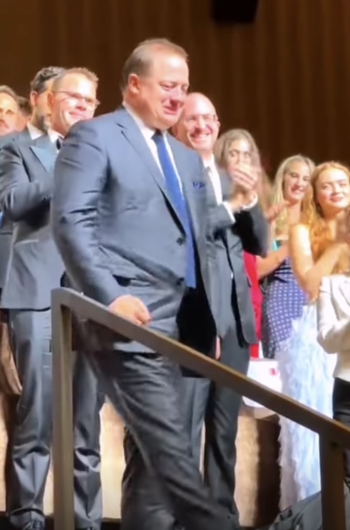 Brendan Fraser llora emocionado tras ser ovacionado en el Festival de Cine de Venecia 