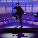 Chayanne cumple sueño de fan y baila vals con quinceañera en pleno concierto