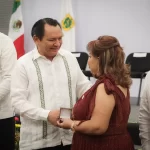 Yucatán reconoce a docentes por décadas de labor educativa
