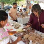 Manos que tejen, bordan y emprenden se reúnen en feria artesanal